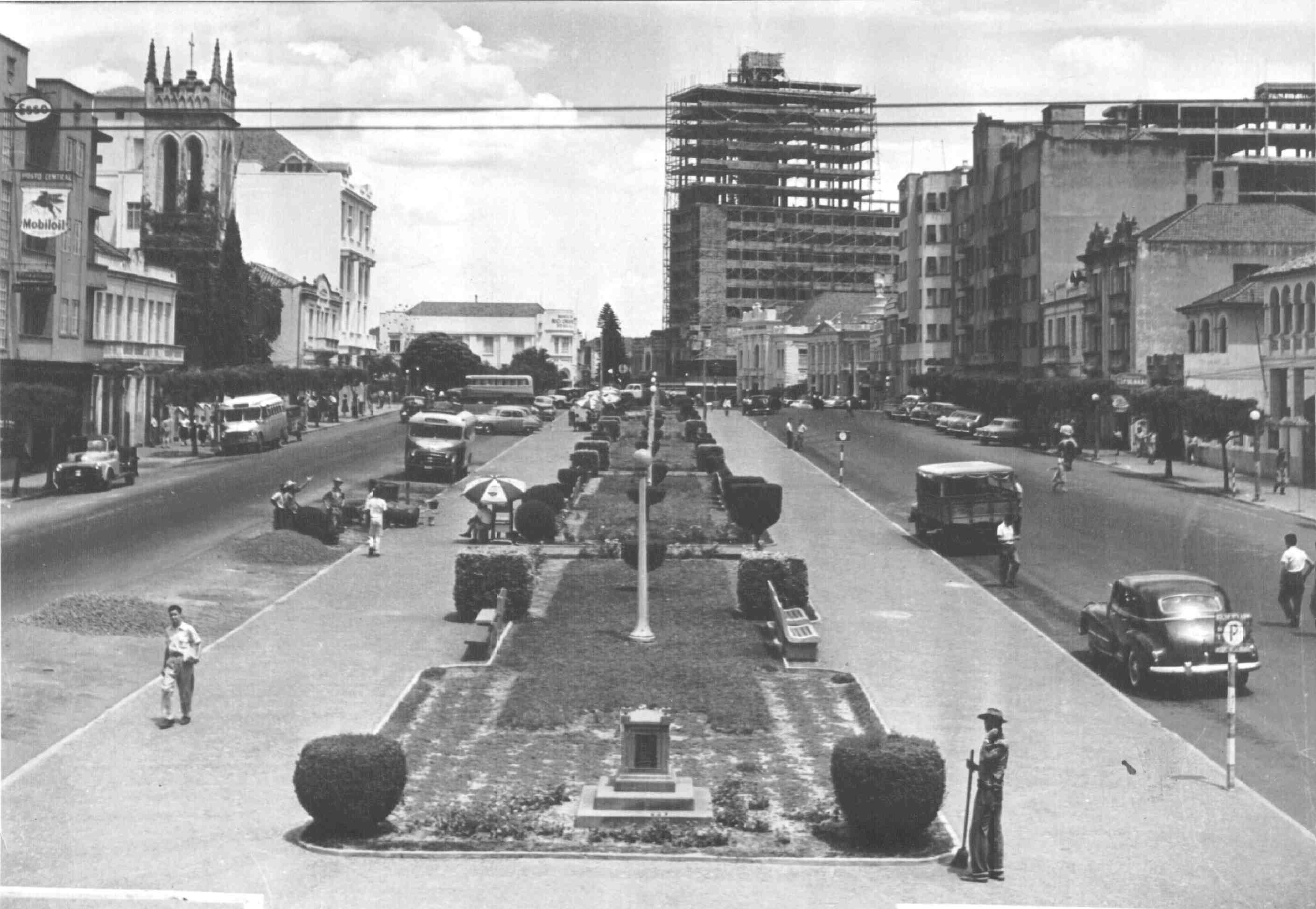 Avenida Rio Branco, no sentido norte-sul, a partir do cruzamento com a Rua Andradas. Data: década de 1950